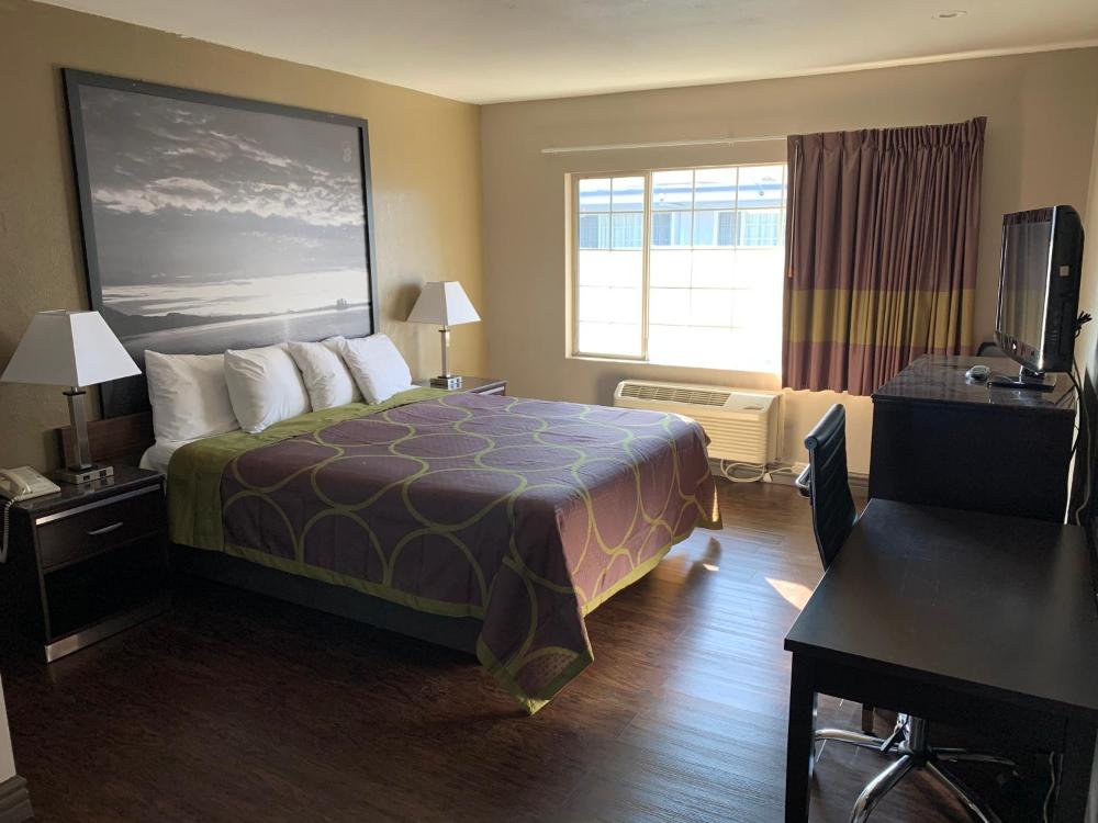 Queen Room - Non-Smoking at Skyways Hotel, photo 2