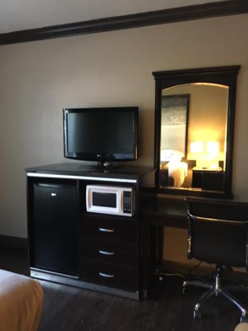 Queen Room with Two Queen Beds at Skyways Hotel, photo 4