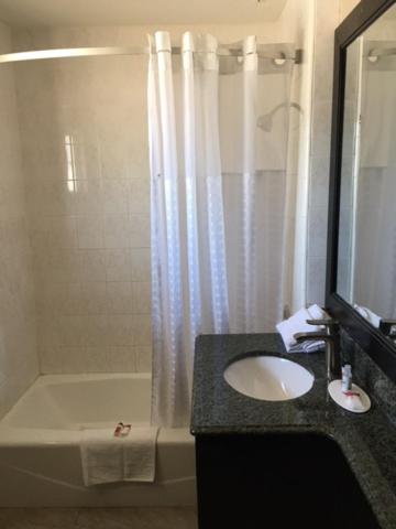 Queen Room with Two Queen Beds at Skyways Hotel, photo 5